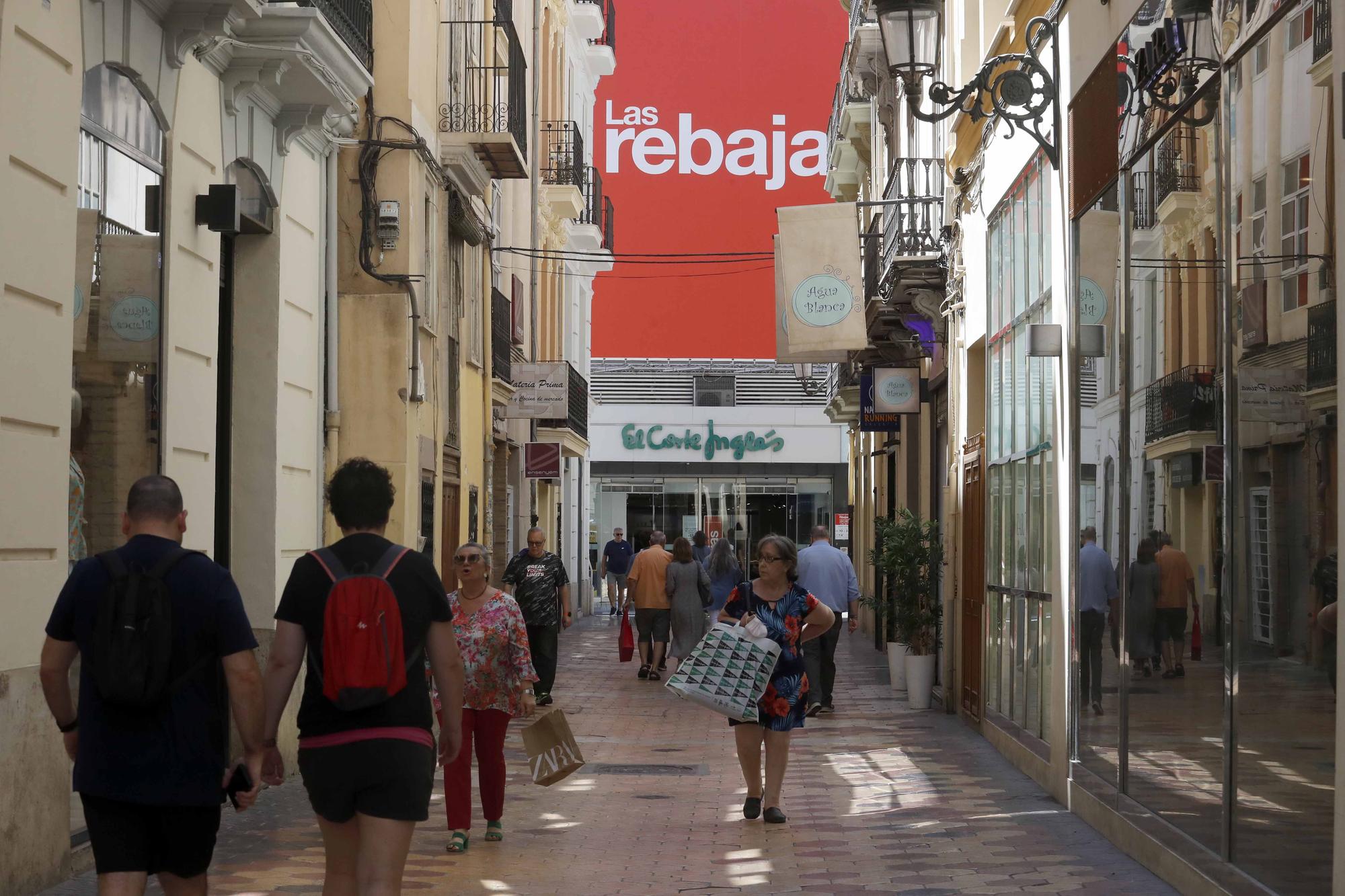 Ambiente festivo en el centro de València por Sant Joan