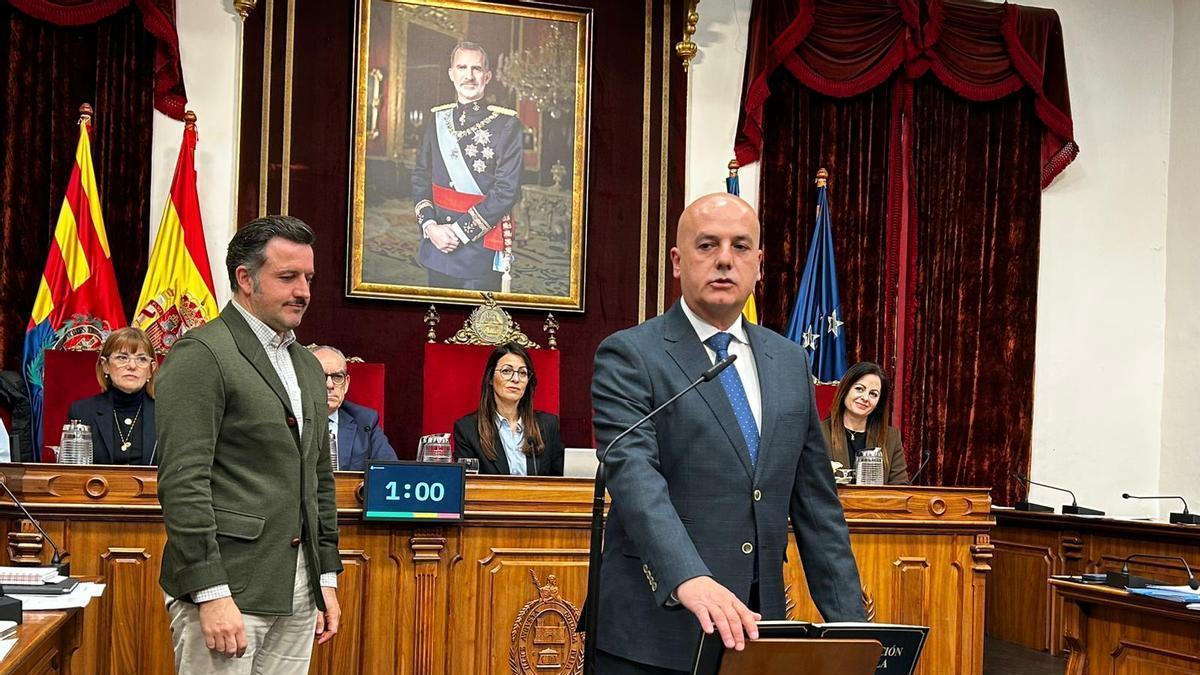 Miguel Serna tomando posesión como concejal en el pleno de este lunes, con el alcalde, Pablo Ruz, al fondo.