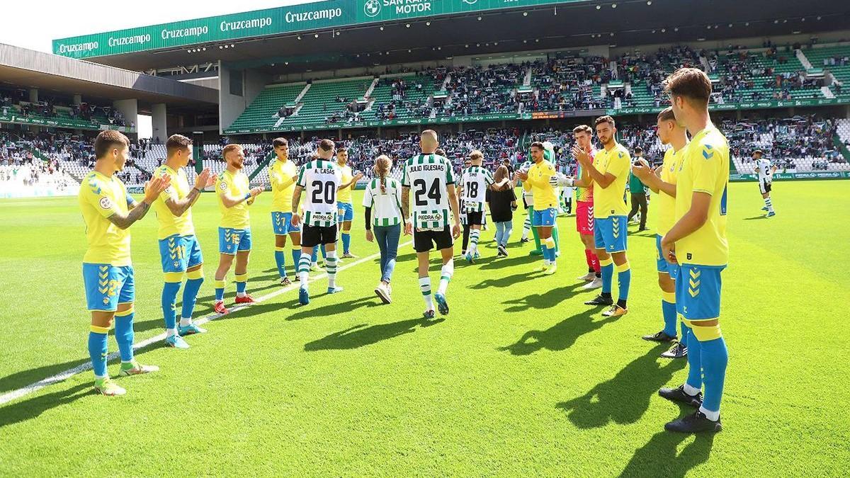 Los jugadores del Córdoba CF reciben el pasillo de campeones por parte del filial de Las Palmas.