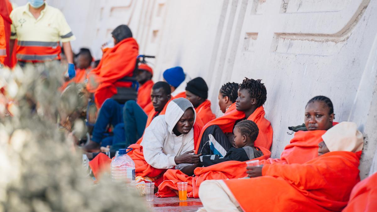 Síndrome de patera: así es la enfermedad de los migrantes que viajan en cayuco