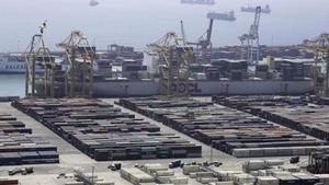 Vista de una terminal en el puerto de Barcelona.