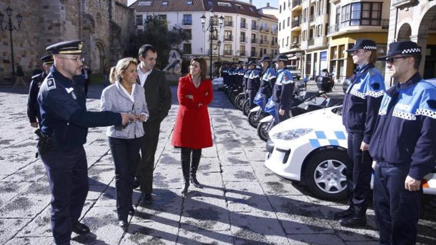 La alcaldesa de Zamora, Rosa Valdeón, junto a varios policías municipales con motivo de la presentación de los últimos vehículos de la flota del cuerpo