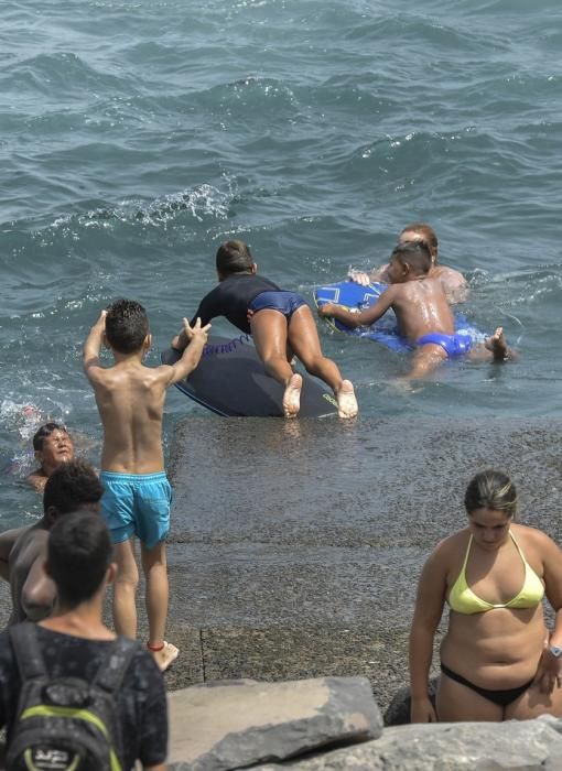 06/08/2017 LAS PALMAS DE GRAN CANARIA.  Calima , calor y un baño refrescante en las piscinas de  La Laja.  FOTO: J.PÉREZ CURBELO