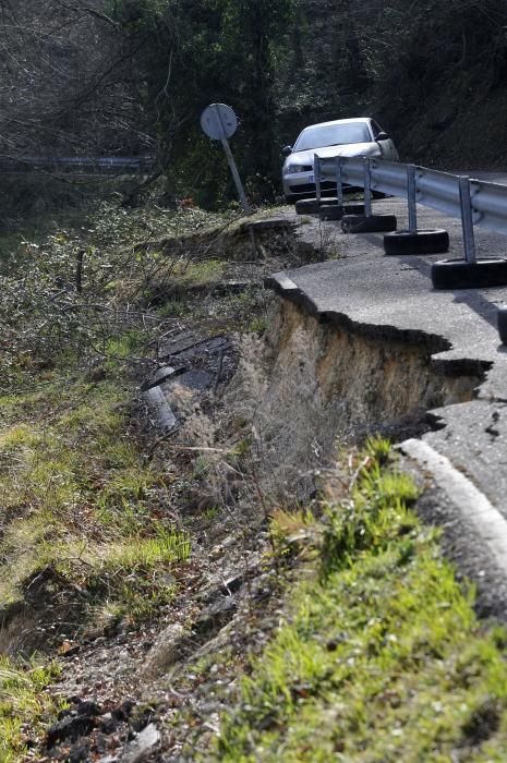 Hundimiento de la AS-337 de la Colladiella en el km 8