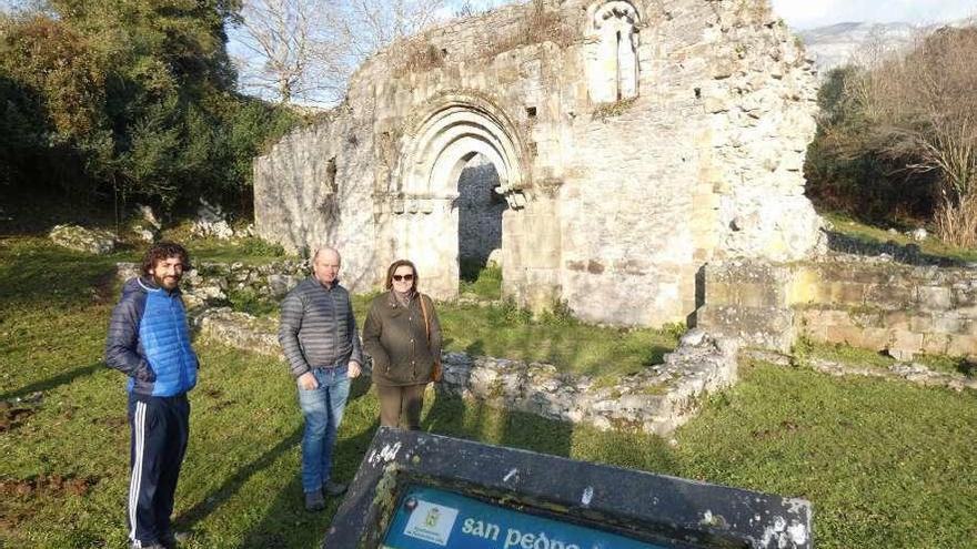 Por la izquierda, el sacerdote de las Peñamelleras, Ángel Vilaboa; José Antonio Roque y Otilia Requejo, ayer en las ruinas de San Pedro de Plecín.