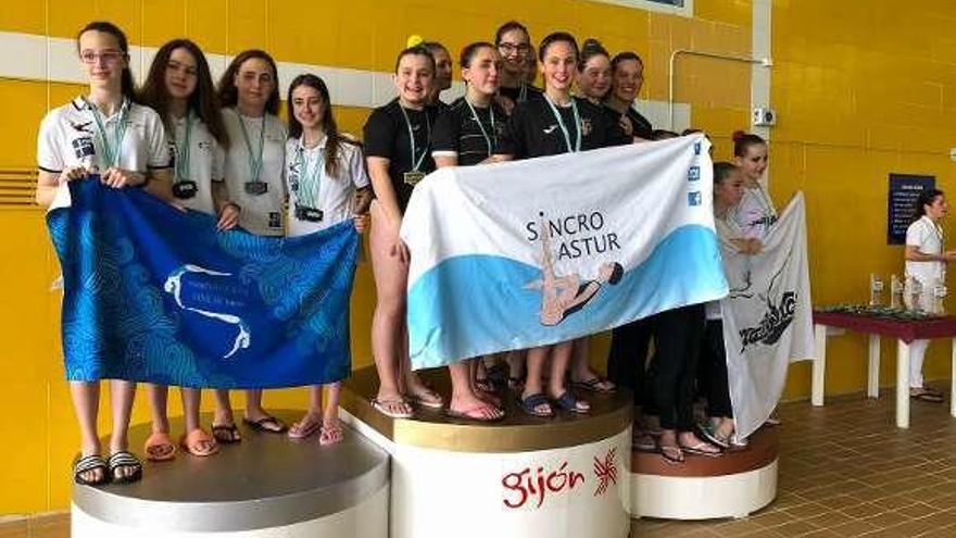 El equipo de Sincro Astur, en el podio de los Juegos Escolares.