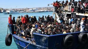 Algunos de los 600 migrantes rescatados a 100 millas de la costa de Sicilia, a su llegada al puerto de Catania, el pasado viernes.