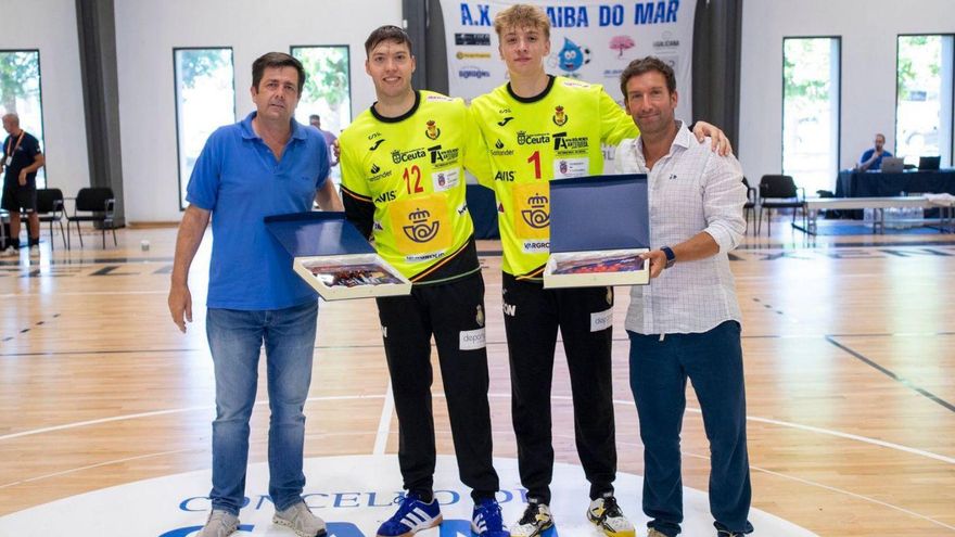 David Faílde jugará el Campeonato del Mundo Juvenil. El portero canterano del Balonmán Lalín y jugador del Bidasoa, David Faílde (segundo por la derecha), y su compañero Nicolás Giráldez, recibieron el jueves un reconocimiento minutos antes del amistoso de los Hispanos Juveniles frente a Portugal disputado en el polideportivo de Baltar. Y, ayer, ambos conocían la convocatoria para el Mundial Juvenil de El Cairo que se disputa en agosto. Nacho Moyano cuenta con Faílde y con Giráldez para defender la portería española.