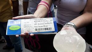 Una dona mostra uns implants defectuosos de PIP.