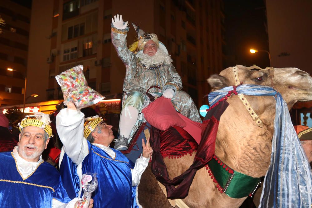 El distrito malagueño, como ya es tradición, adelanta el cortejo de sus majestades los Reyes Magos por las calles Fernández Fermina, Conde del Guadalhorce, Cruz del Humilladero o Camino de San Rafael.