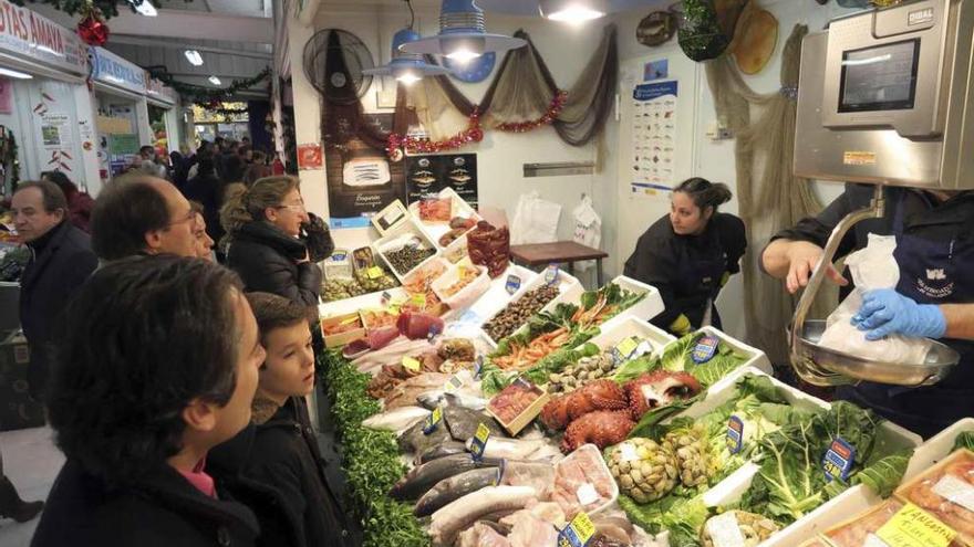 Vallisoletanos hacen sus compras navideñas en el mercado de El Vall. Foto Ical