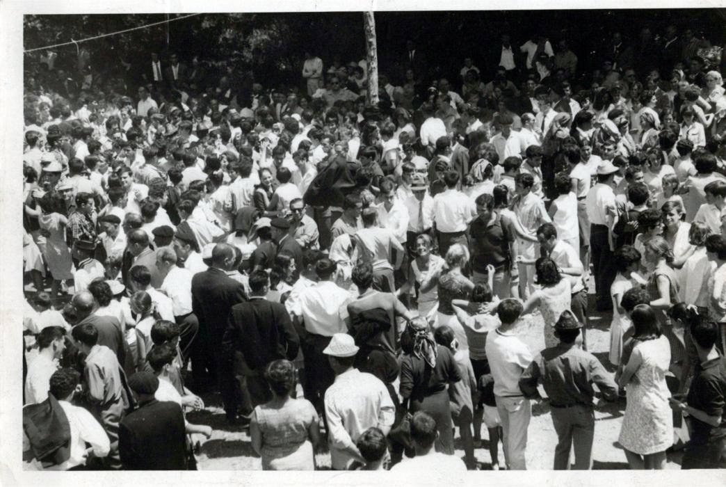 Asistentes a la celebración de la tradicional Romeria de Santiaguiño do Monte de Padrón