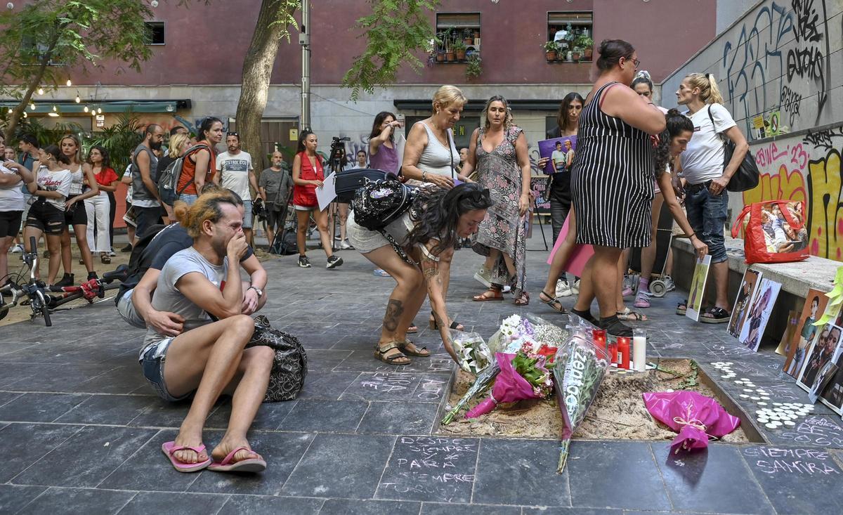 Llanto por Samira. El Raval rinde tributo a la chica trans y sin hogar aplastada por una palmera en la calle de Joaquim Costa del Raval.