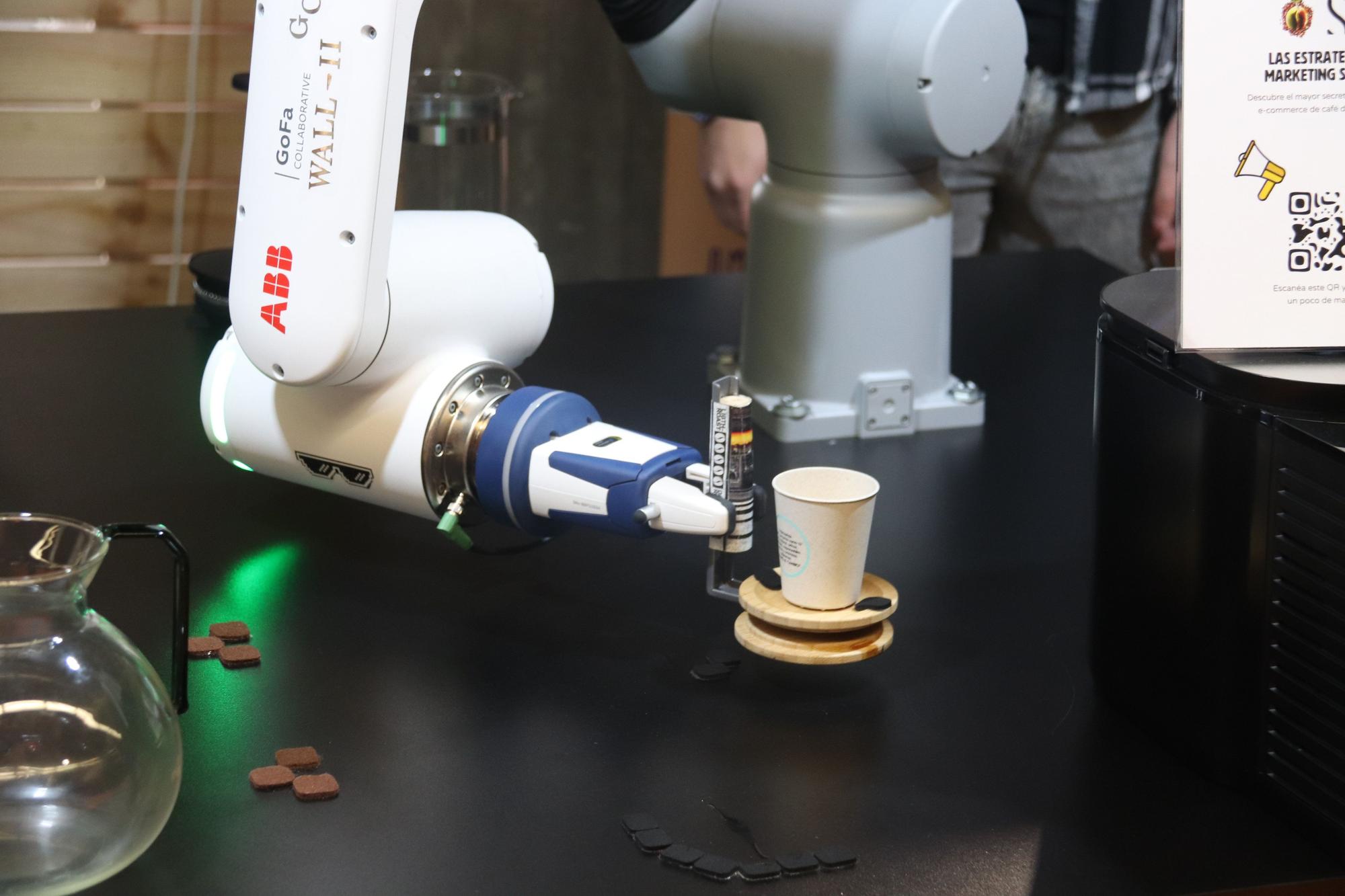 El robot Wall-II serveix un got de cafè en un estand del Fòrum Gastronòmic de Girona