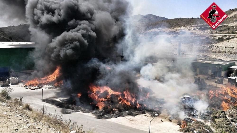 El fuego se ha declarado en la zona de residuos voluminosos y ha generado una gran columna de humo negro visible desde buena parte de la comarca.