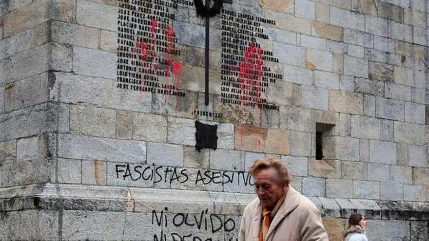 Pintadas sobre la placa franquista del templo. // G. Núñez