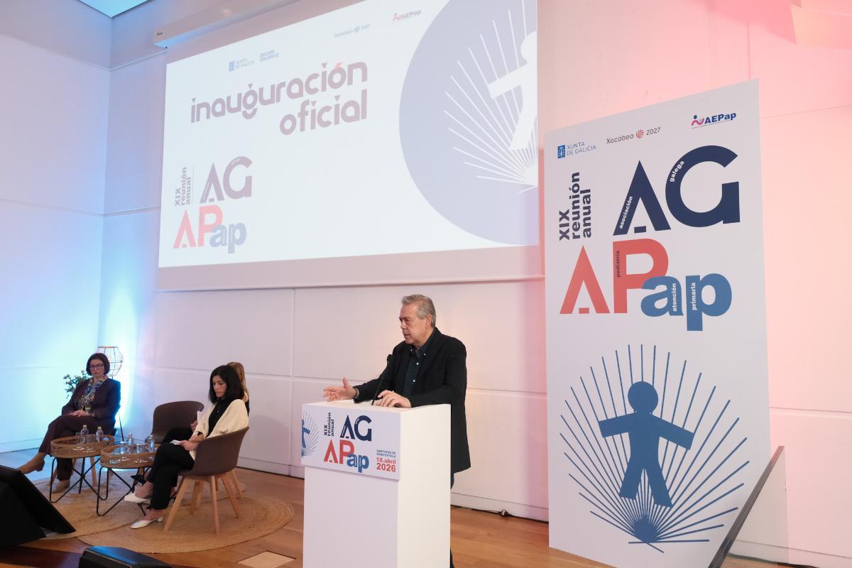 El conselleiro de Sanidade inaugurando en Santiago la reunión anual de los pediatras gallegos de atención primaria.