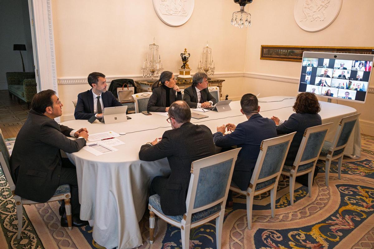 José Manuel Albares con su equipo durante la videoconferencia