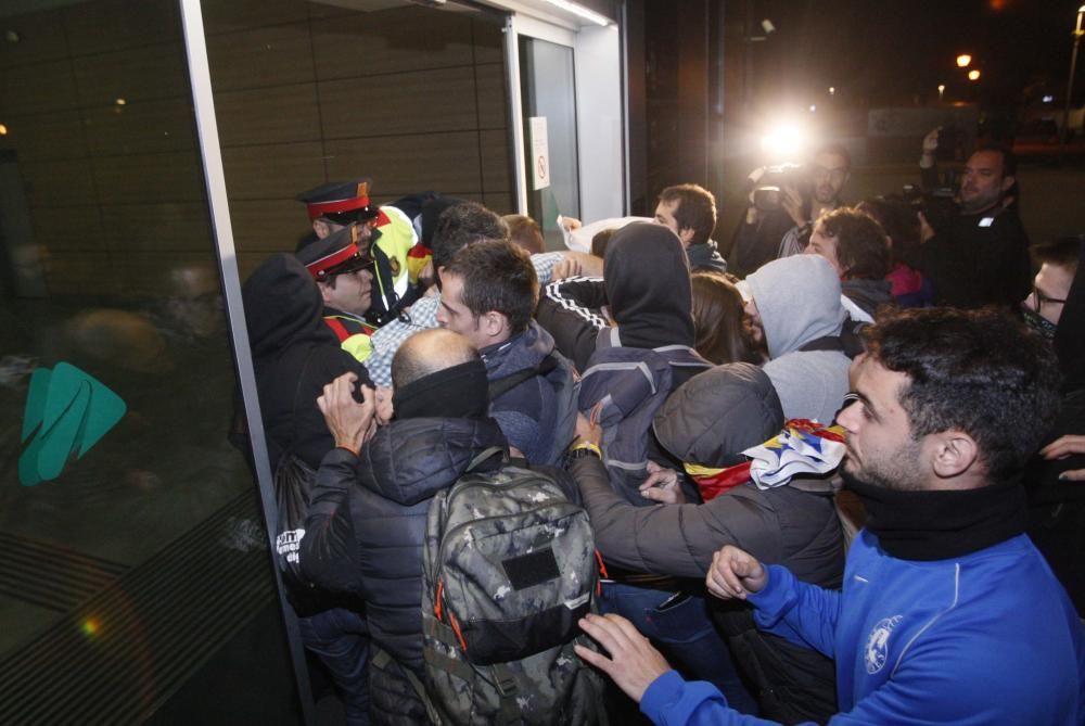 Envaeixen les vies del TAV a Girona en l'anivesari de l'1-O