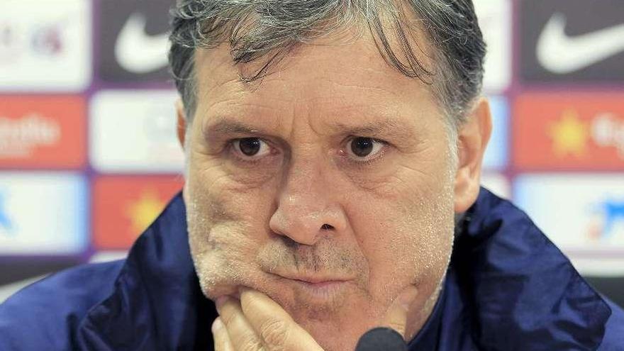 Gerardo &quot;Tata&quot; Martino, durante la rueda de prensa de ayer. // Andreu Dalmau