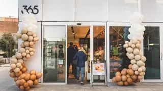 De panadería en la Zona Franca a cadena que acaricia los 200 locales: 365 prevé abrir otras 30 tiendas este año y ya prepara el salto a Madrid