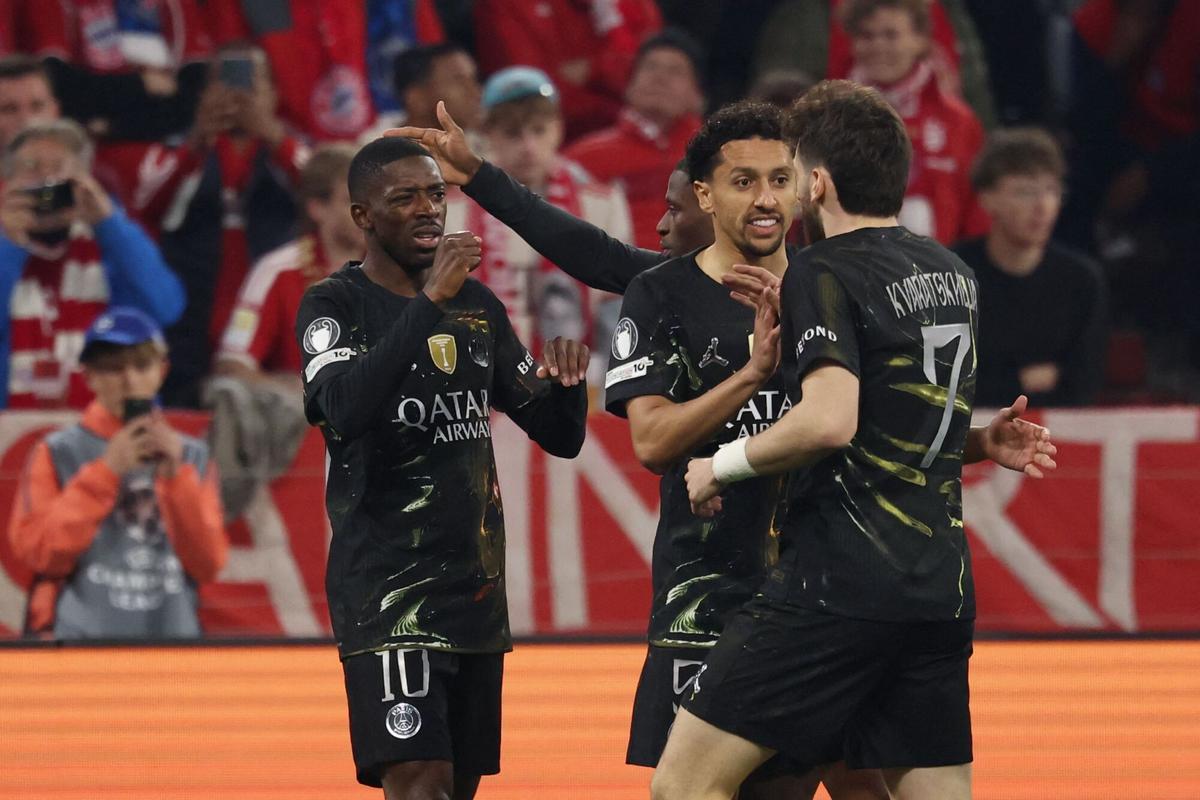 Ousmane Dembélé recibe las felicitaciones de sus compañeros tras anotar el 0-1 en el partido de vuelta de la semifinal entre el Bayern y el PSG en Múnich.