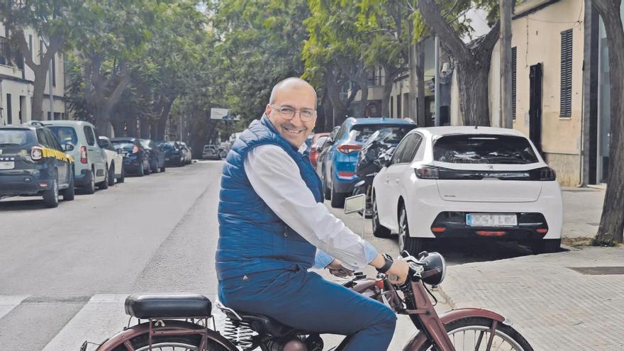 Pedro Mas posa con la Guzzi 65 que era de su padre y que está expuesta en el escaparate de la inmobiliaria de Inca.