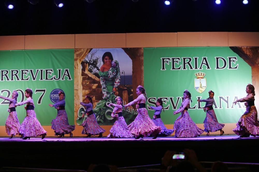 La Feria de Sevillanas 2017 comenzó anoche con una gran afluencia de público, actuaciones flamencas y de sevillanas, gastronomía y casetas, en el recinto portuario de Torrevieja