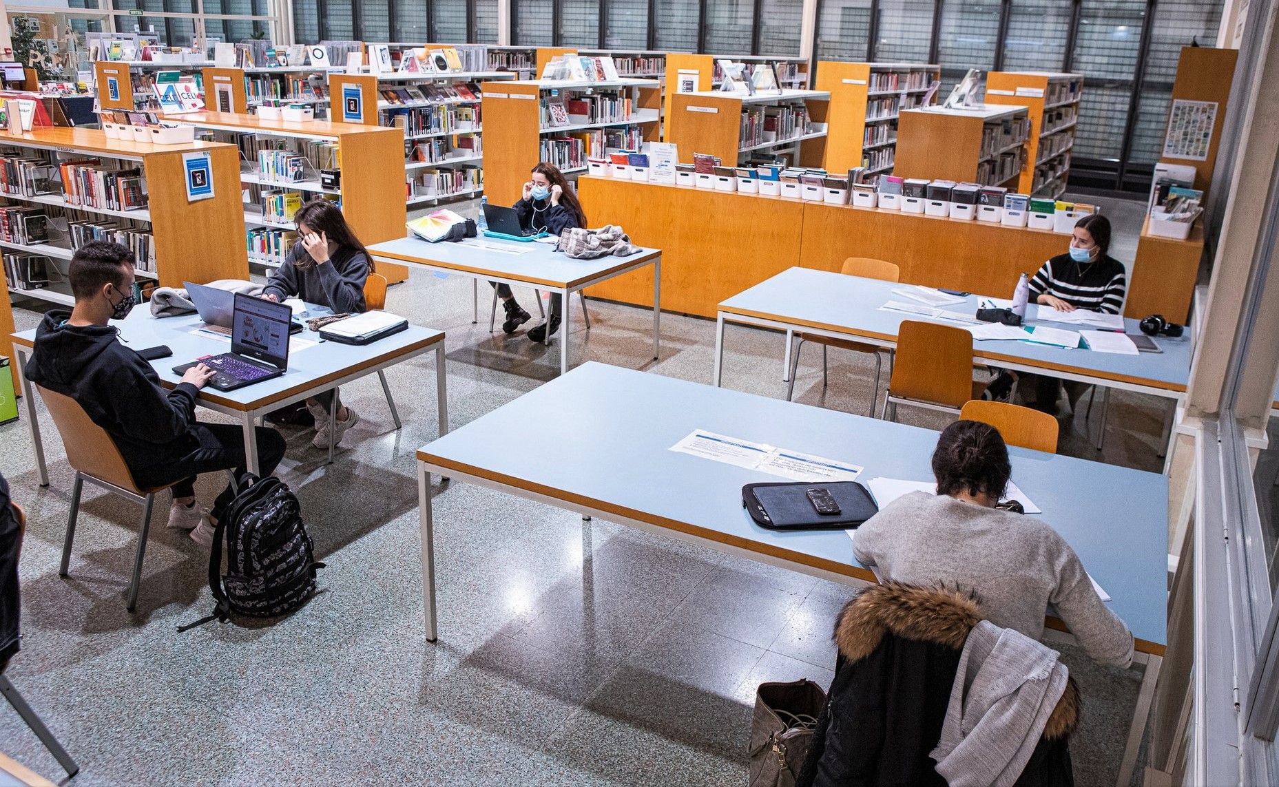 Usuarios en la Biblioteca Pompeu Fabra de Mataró.