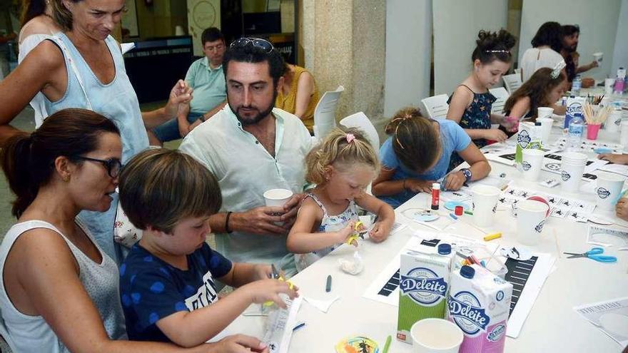 Participantes, ayer, en el taller &quot;Constrúe o teu zootropo&quot;. // Rafa Vázquez