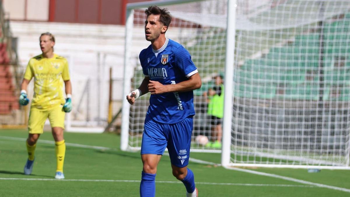 Un jugador del Mérida, el sábado con la tercera equipo.