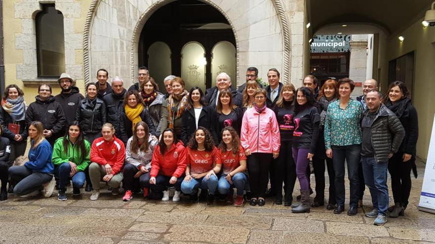 Autoritats, esportistes i representants dels clubs que participaran a la Jornada de l&#039;Esport femení