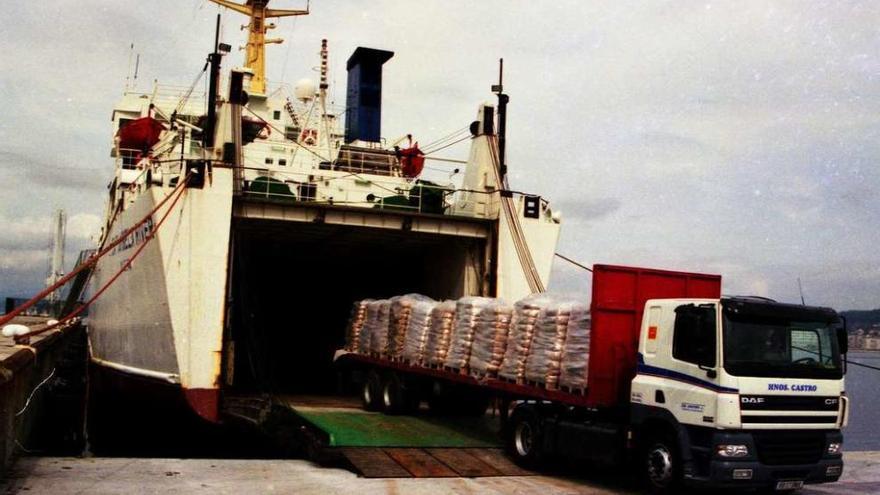 Las toneladas de mercancía movidas en el Puerto de Vilagarcía son superiores a 900.000. // Iñaki Abella