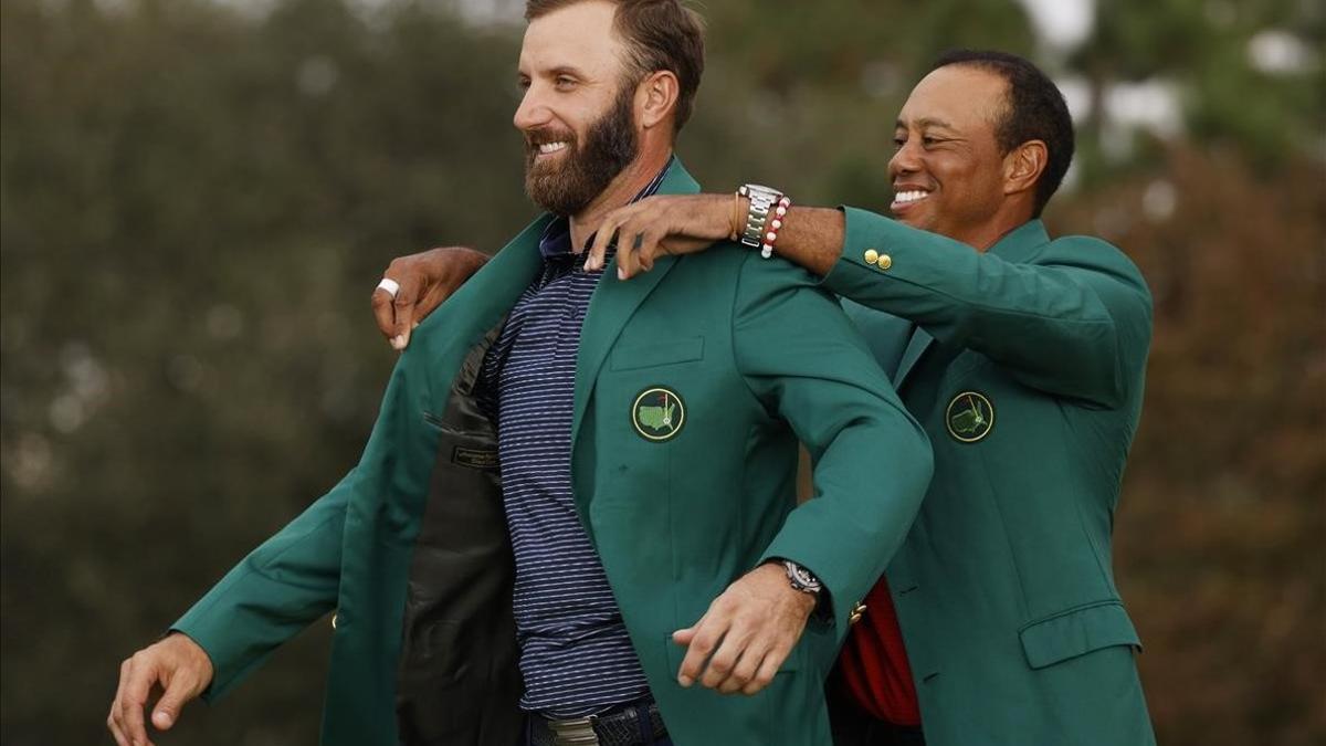 Dustin Johnson recibe la chaqueta verde de ganador del Masters de Tiger Woods, campeón en el 2019