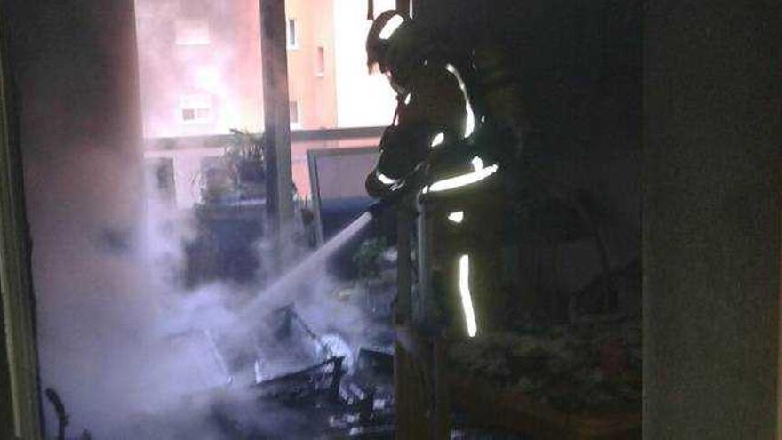 Un incendio obliga a desalojar un bloque de viviendas