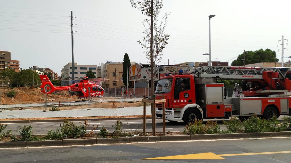Los Bombers intervienen en un accidente en el área de la histórica fábrica Montesa, en Esplugues.