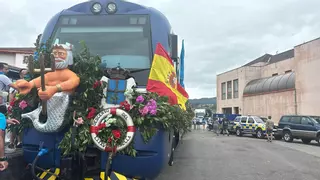 De los bostezos a las piraguas con el chachachá del tren: crónica completa del singular viaje festivo por las vías del Sella