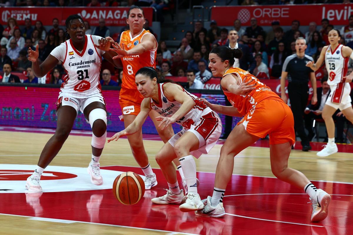 Laia Flores pelea por el balón durante el último partido ante el Valencia.