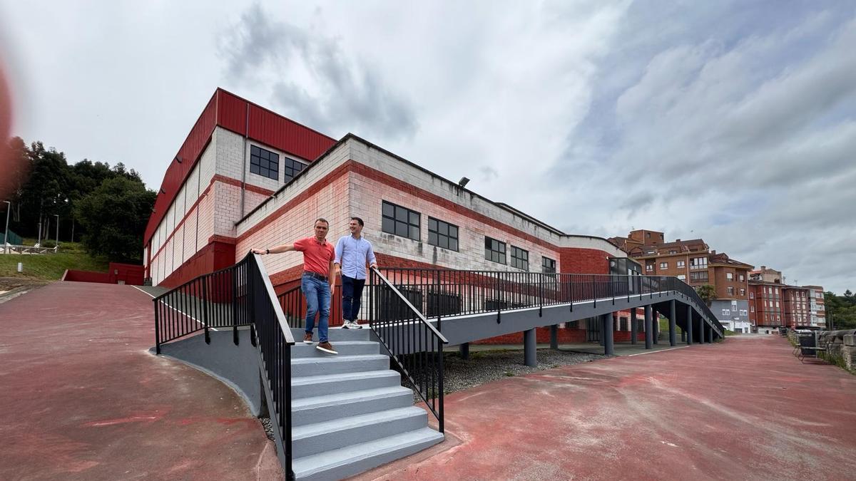 Iván Fernández y Jorge Suárez, en los exteriores del polideportivo de Las Vegas.