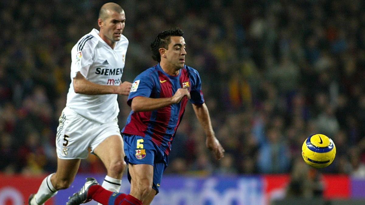 Xavi celebrando un gol ante el Sevilla