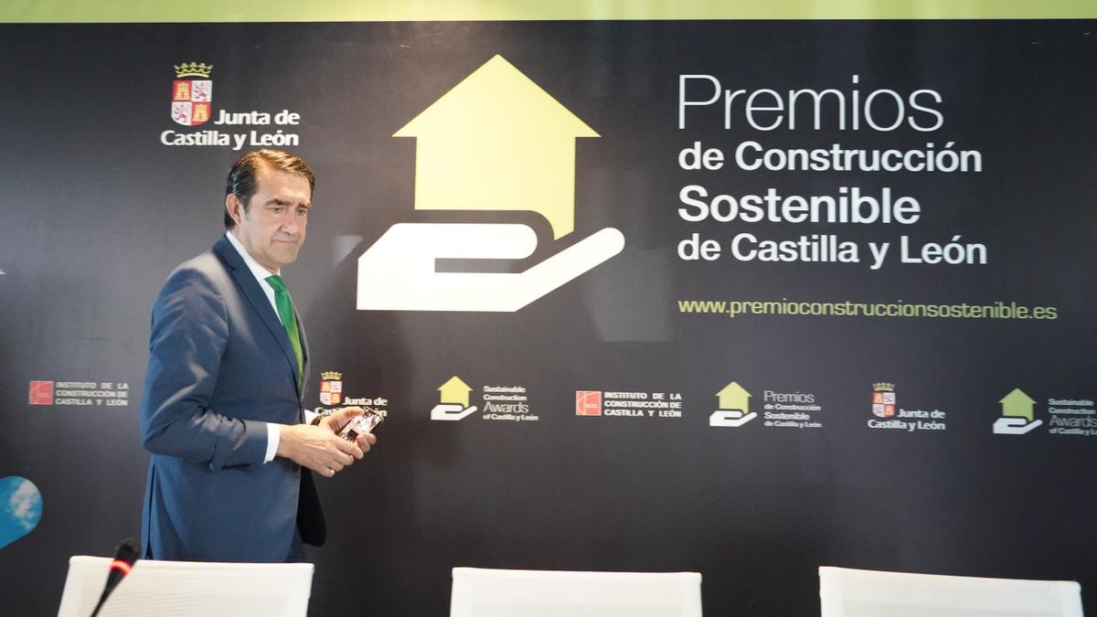 El consejero de Medio Ambiente, Vivienda y Ordenación del Territorio, Juan Carlos Suárez-Quiñones, participa en la jornada de presentación de la décima edición de los Premios de Construcción Sostenible de Castilla y León..