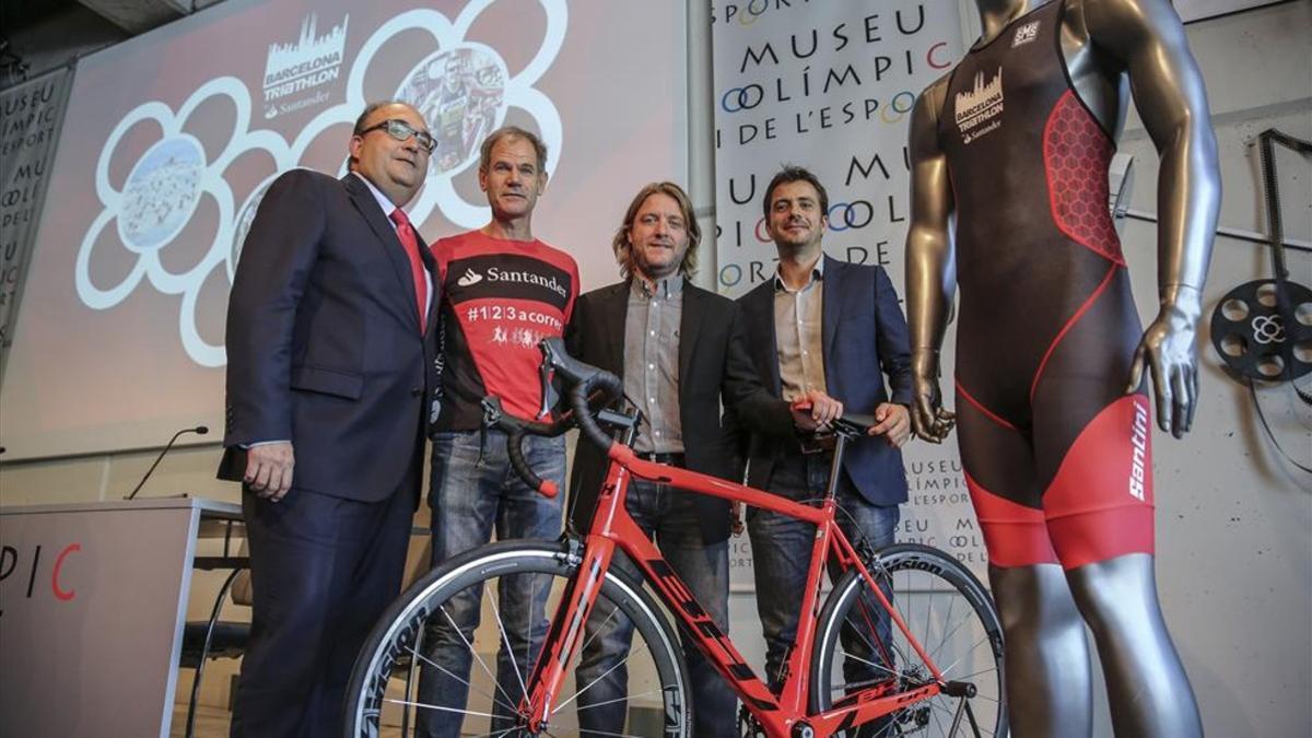 Abel Antón en la presentación del Triatlón