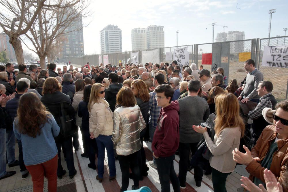 Manifestación vecinal en contra de los talleres de la T2 en Quatre Carreres