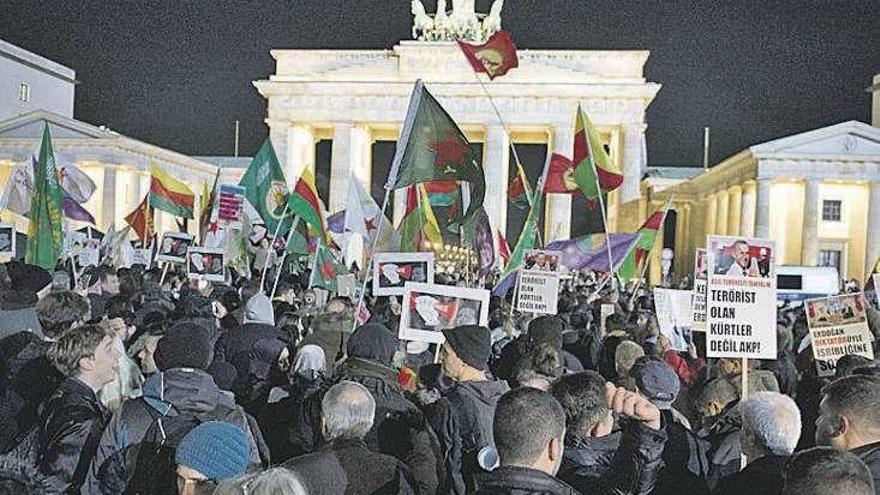Protesta por el descabezamiento del HDP, anoche, en Berlín. // Efe