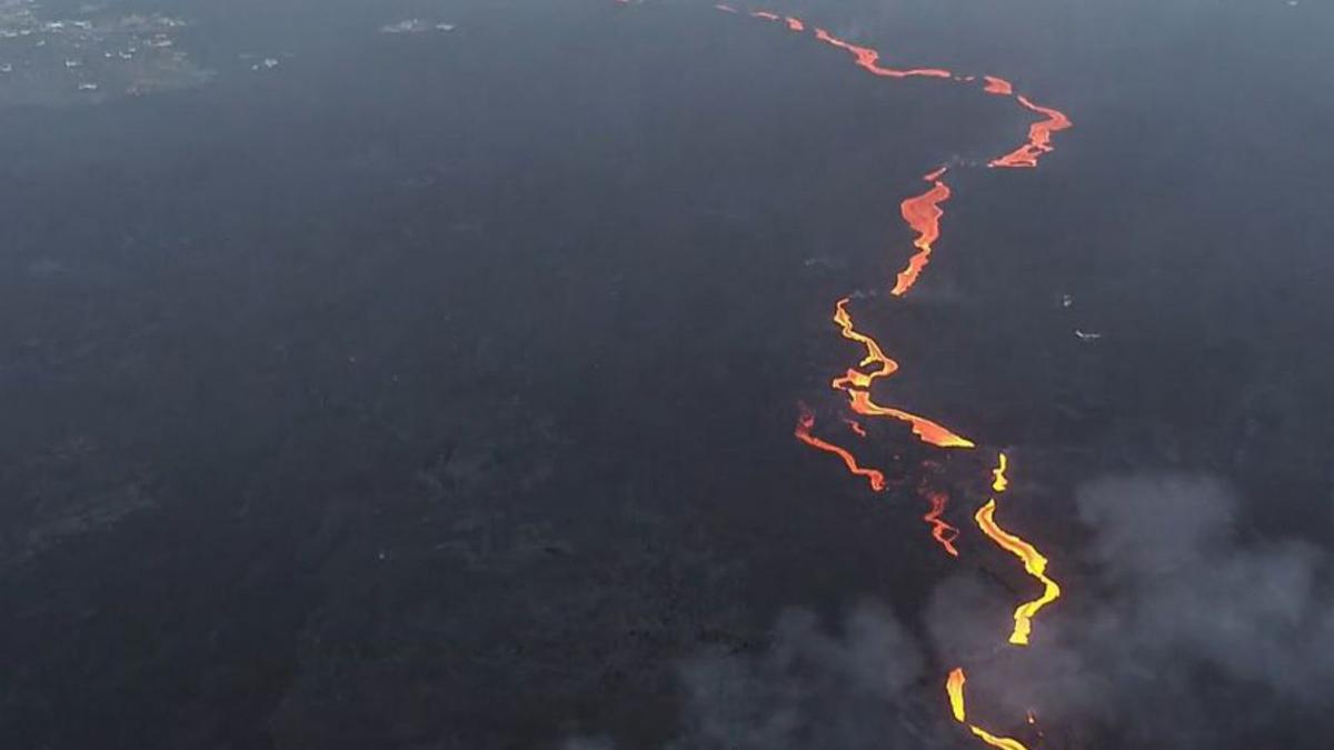 El río de lava que nutre a la isla baja formada por la erupción.