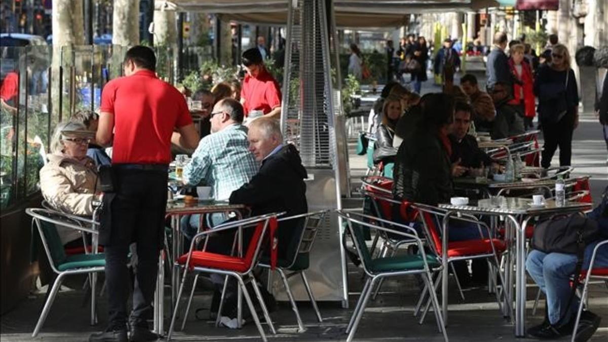 Camarero en una terraza del Passeig de Gracia