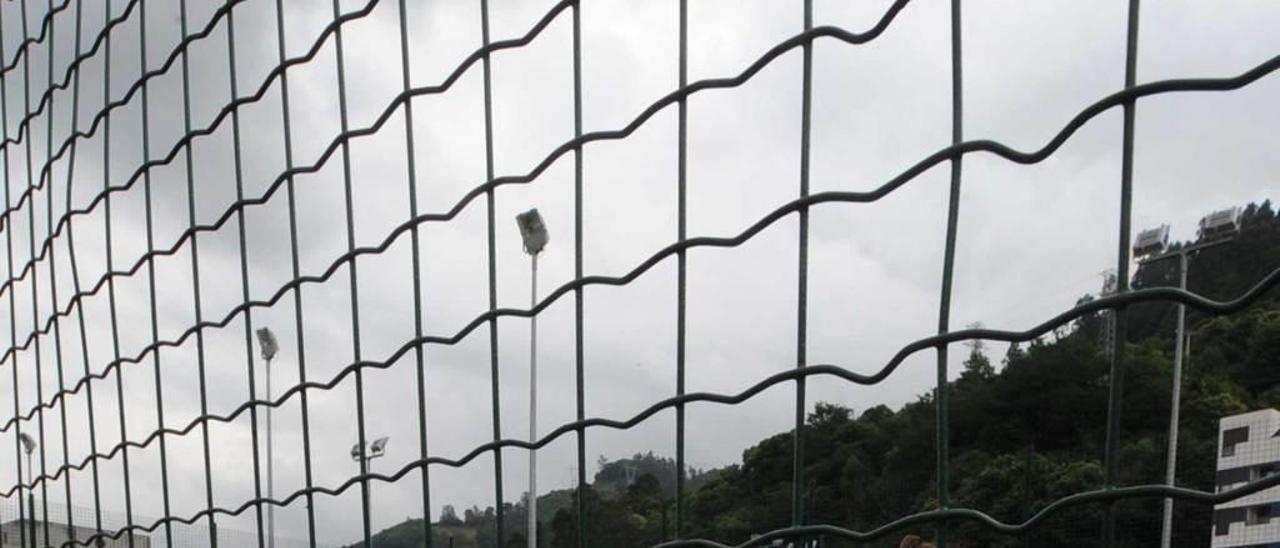 Jóvenes jugando al pádel en el campus de Mieres.