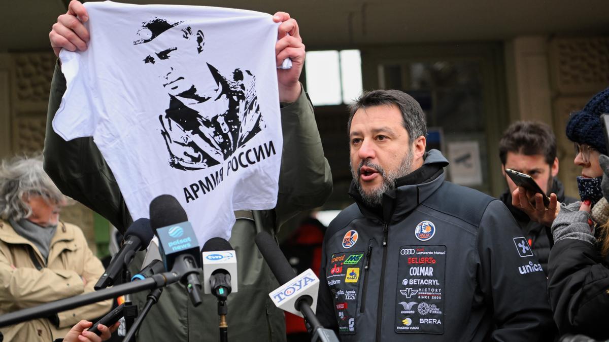 El alcalde de la localidad polaca de Przemyl muestra la camiseta de Putin similar a la usada por el líder ultra italiano Matteo Salvini.