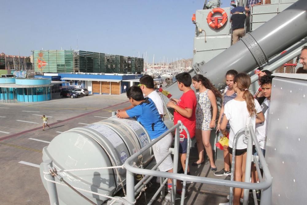 Puertas abiertas del buque Infanta Elena y exposiciones por el Día de las FF AA en Cartagena