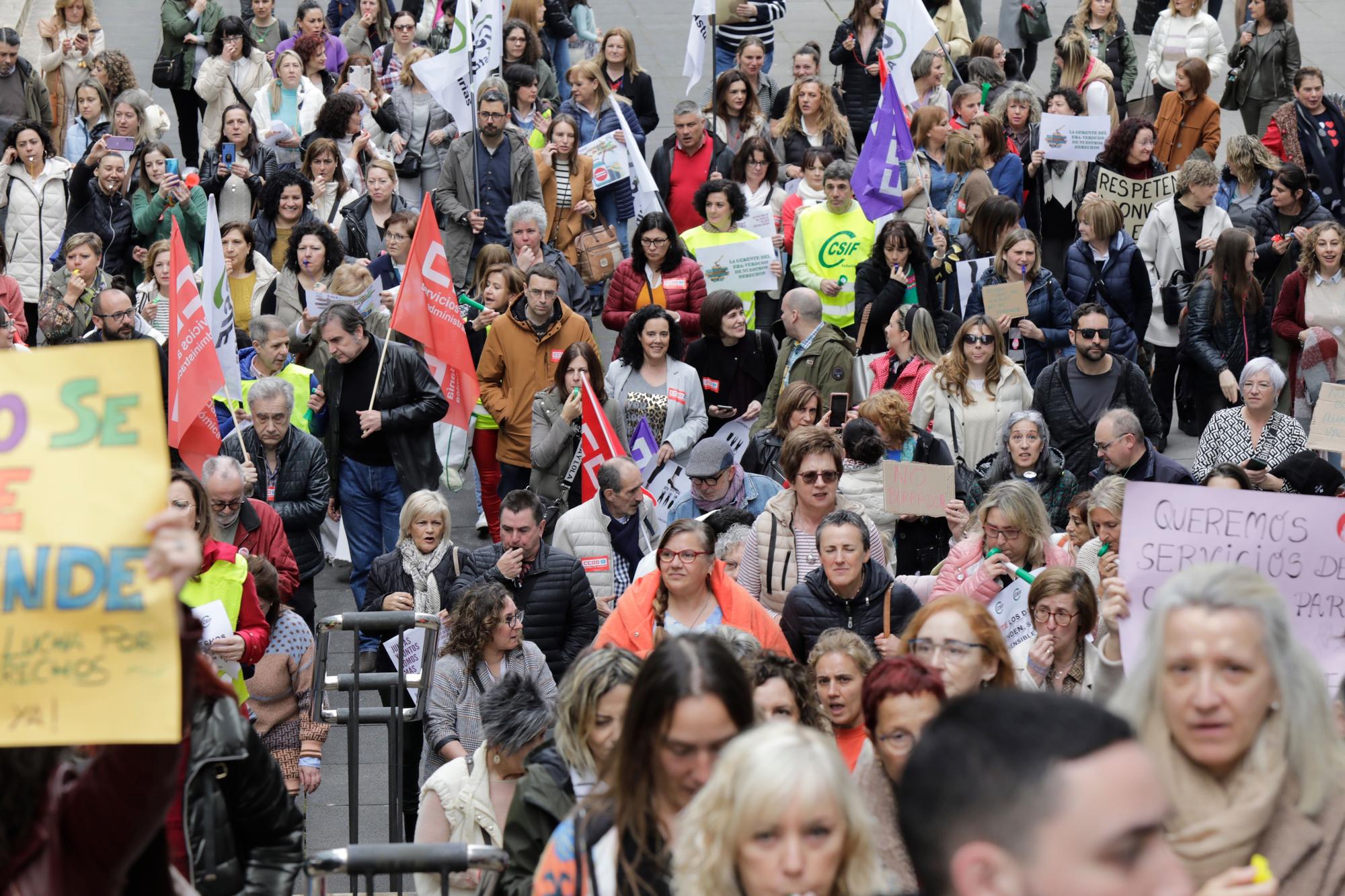 En imágenes: Multitudinaria protesta de los trabajadores del ERA: "Nuestras vacaciones no son un trueque electoral"